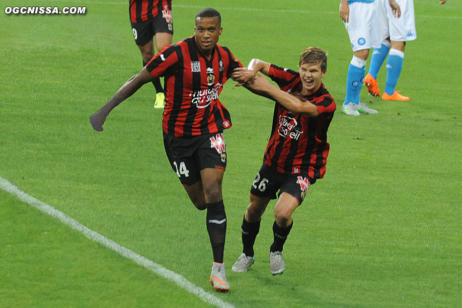 Ouverture du score d'Alassane Plea, pour la plus grande joie de Vincent Koziello