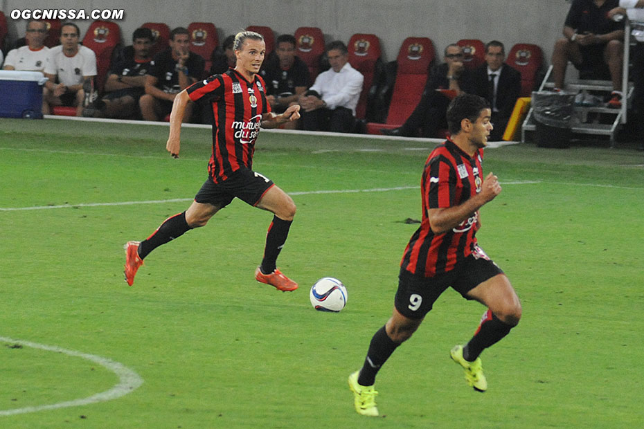 Niklas Hult en latéral gauche, avec Hatem Ben Arfa