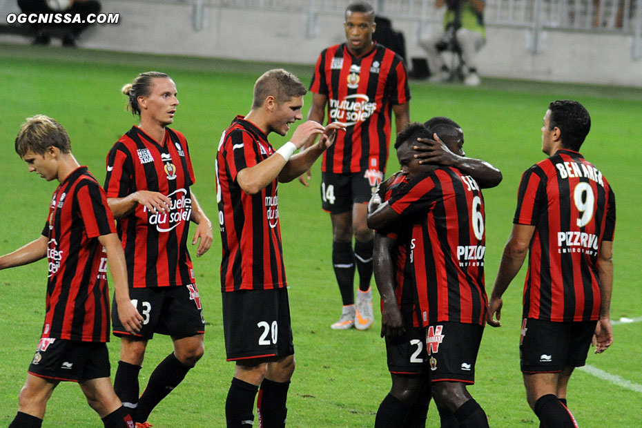 La joie du groupe suite à ce but, avec Jean-Michael Seri, Niklas Hult, Maxime Le Marchand, Hatem Ben Arfa et Alassane Plea