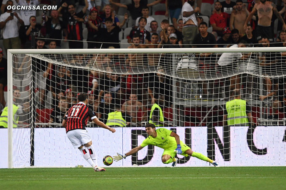 Amine Gouiri ouvre le score sur penalty