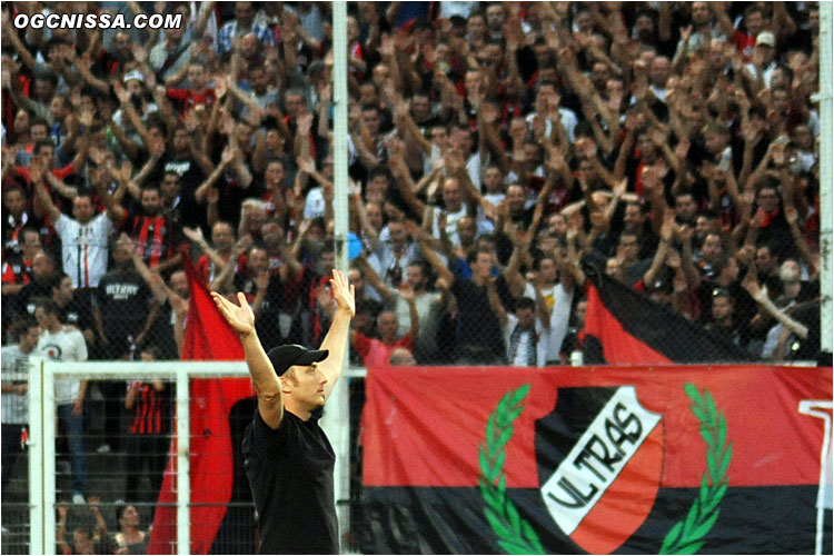 Le capo de la BSN, Tchoa, lance un clapping du centre du terrain