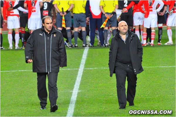 Les deux entraîneurs vont sur le banc