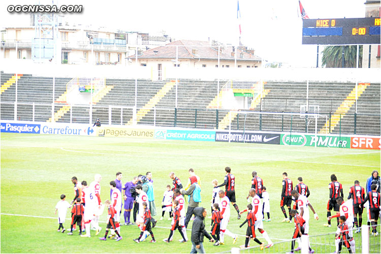 Les tribunes du Ray sont vides pour ce match à l'horaire inhabituel (mercredi à 14h15)