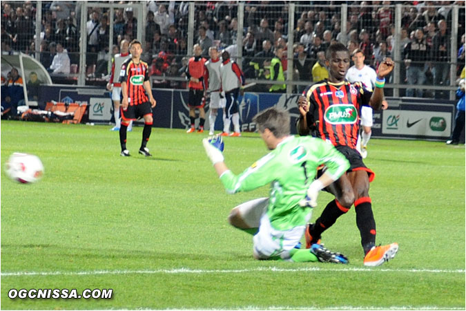 Mais le portier lillois est plus prompt pour dégager le ballon