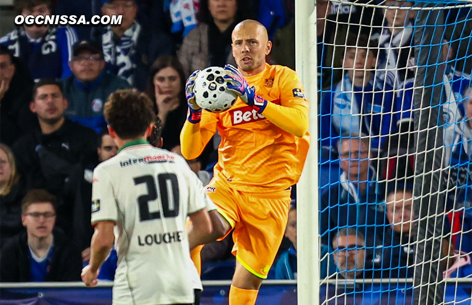 Maxime Dupé est titulaire dans les buts