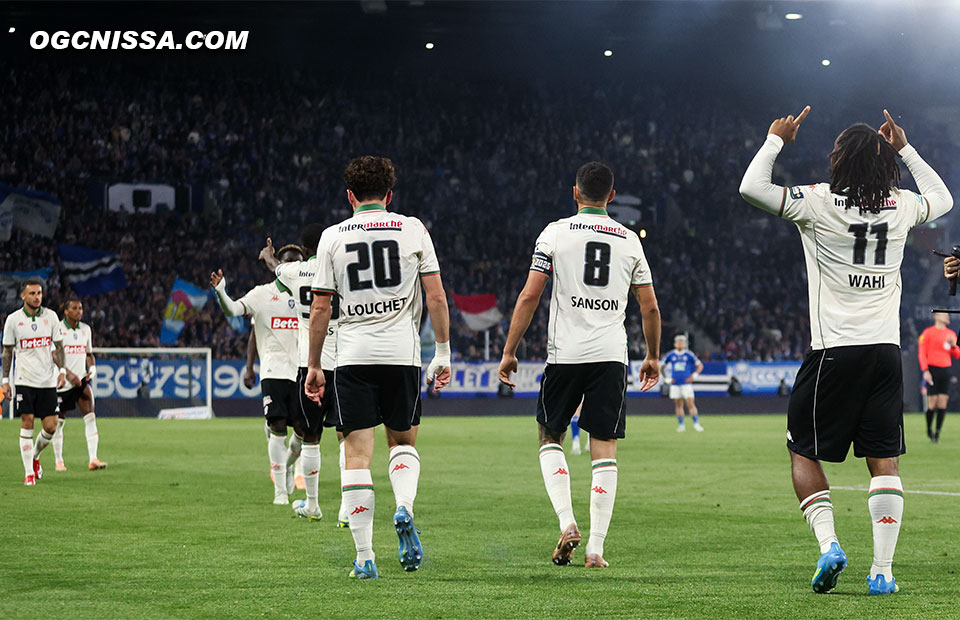 La joie sur le but d'Elye Wahi