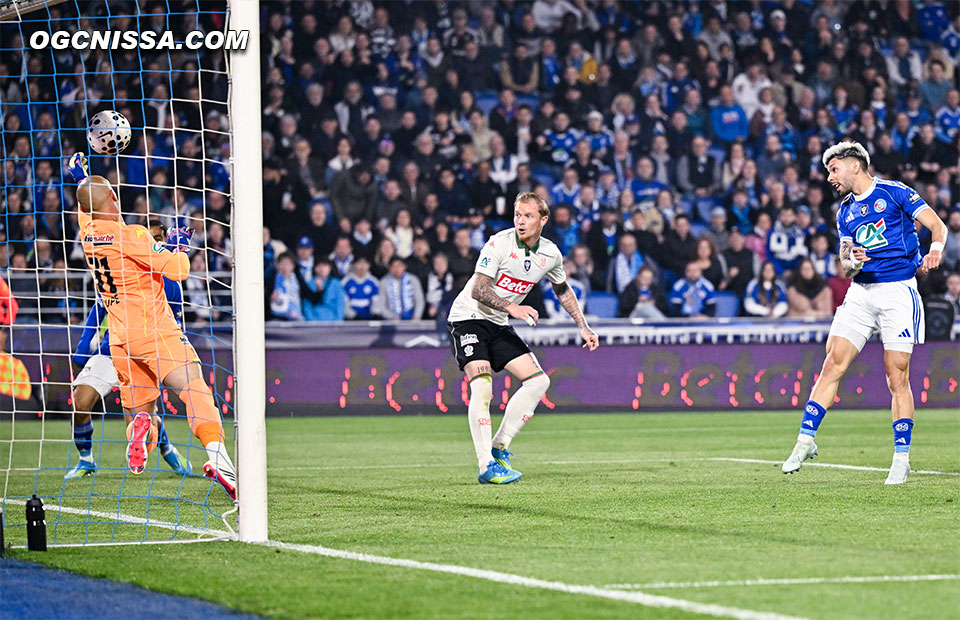 Enorme arrêt de Maxime Dupé