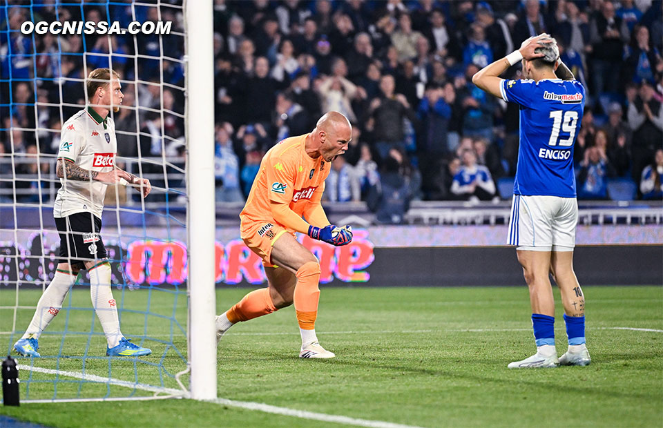 Maxime Dupé fête cet arrêt comme un but
