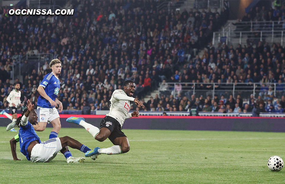 Entré en jeu, Mohamed-Ali Cho obtient un penalty logique, après consultation de la VAR