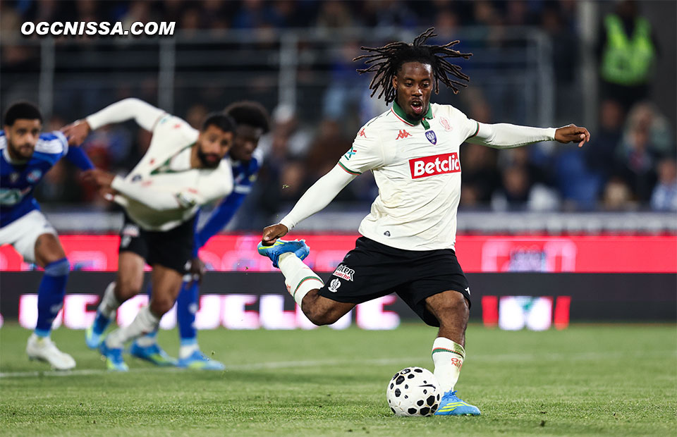 Elye Wahi frappe le penalty et s'offre un doublé