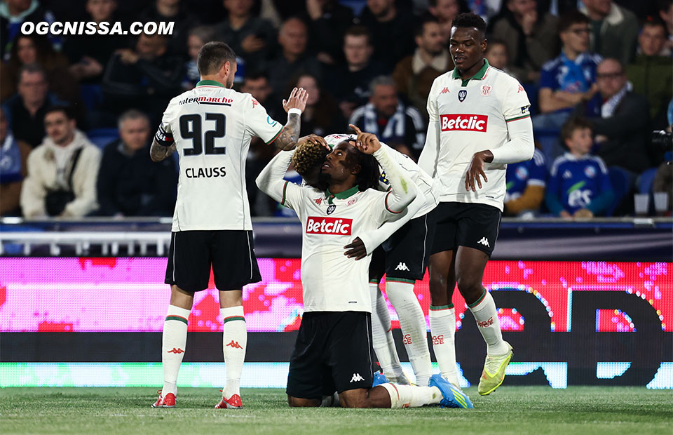 La joie sur le deuxième but d'Elye Wahi