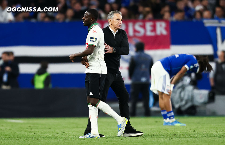 Claude Puel, qui félicite Salis Abdul Samed, a réussi à relancer le Gym, même si l'objectif maintien reste d'actualité