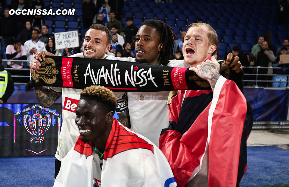 La joie et les photos pour Jonathan Clauss, Elye Wahi, Melvin Bard et Kojo Peprah Oppong