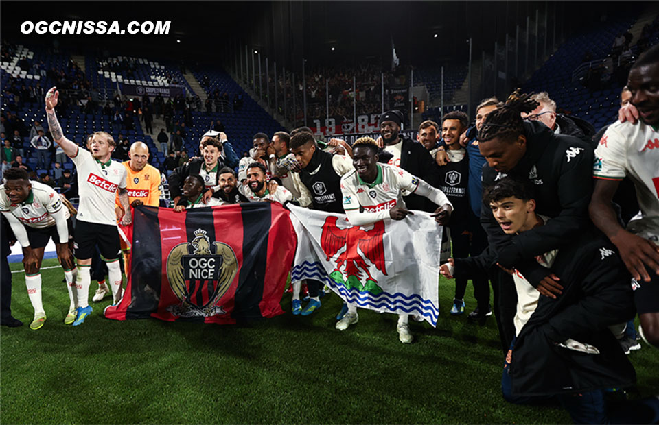 Le groupe fête la qualification devant le parcage des supporters du Gym BSN et CDS