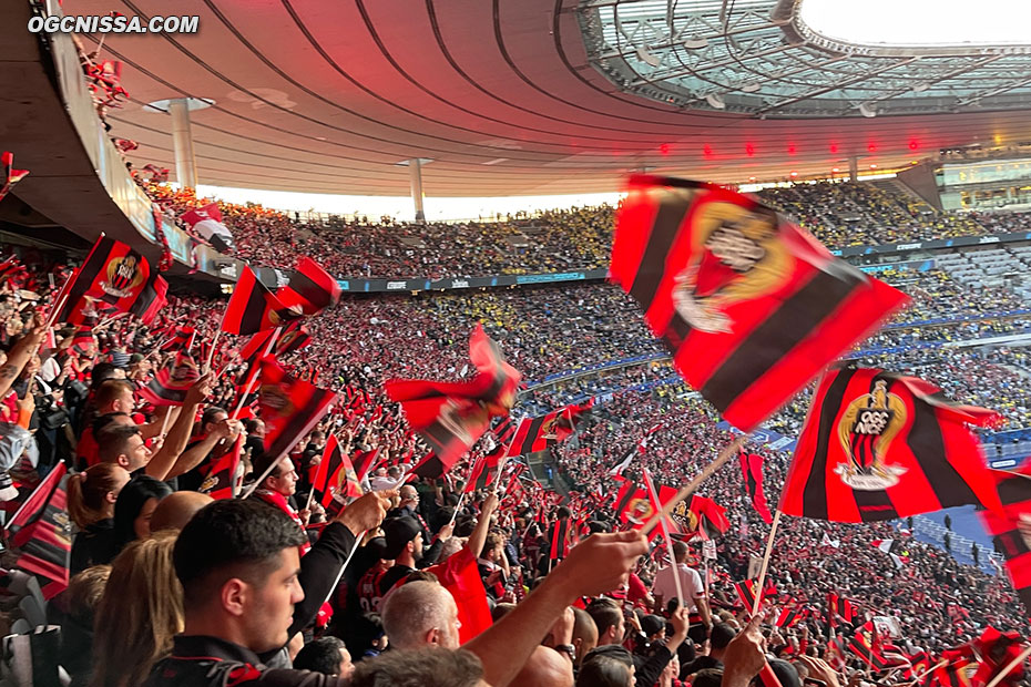 Des drapeaux rouge et noir pour les supporters