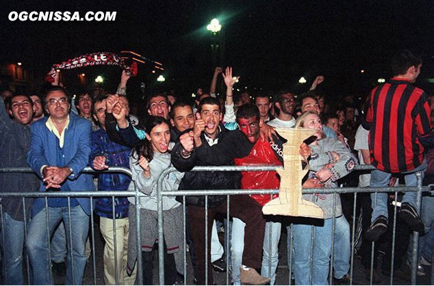 Les supporters sur la place Massèna