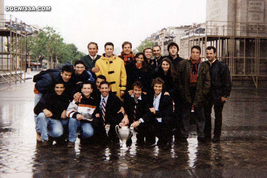 Les premiers supporters ayant soulevé la coupe, le lendemain à 7h sous l'arc de triomphe, avec Frédéric Gioria, Frédéric Tatarian, Thierry Crétier