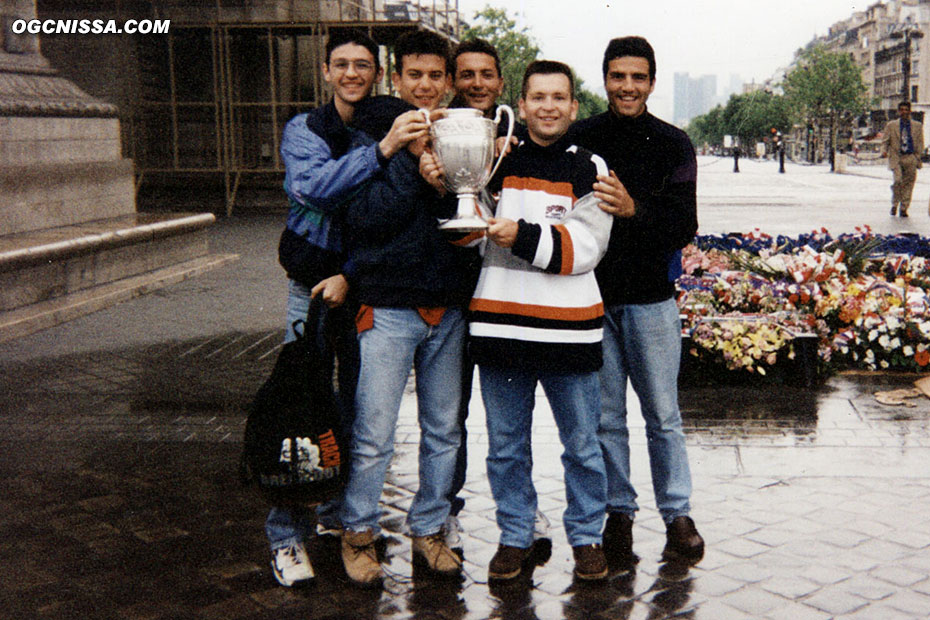 Les premiers supporters ayant soulevé la coupe, le lendemain à 7h sous l'arc de triomphe