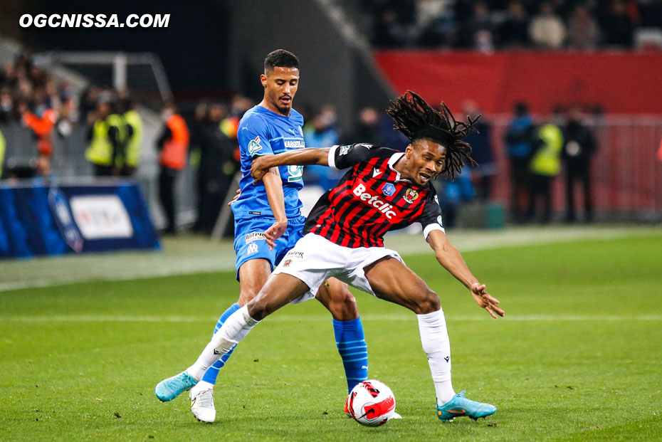 Khephren Thuram à la lutte avec l'ancien Aiglons William Saliba