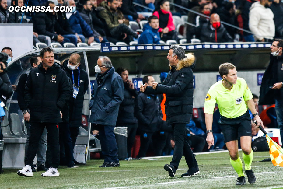 Christophe Galtier fête la victoire avec les supporters avant la fin du match