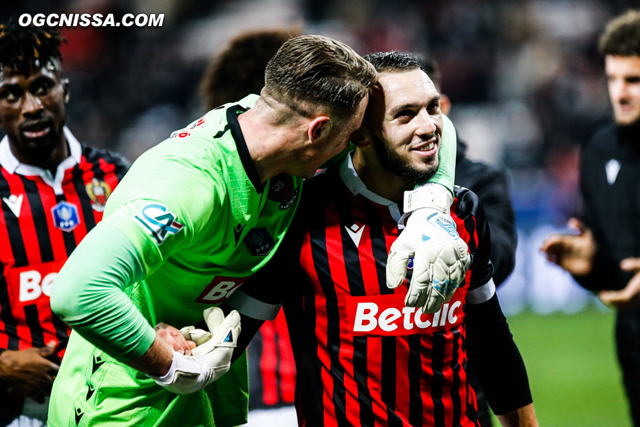 Marcin Bulka et Amine Gouiri fêtant la victoire