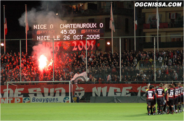 Des fumigenes en guise de tifo côté BSN