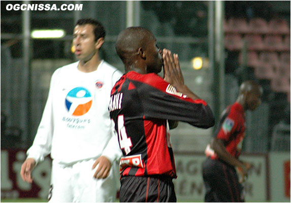 ... mais, déception pour Souleymane Camara, le ballon passe de peu à côté.