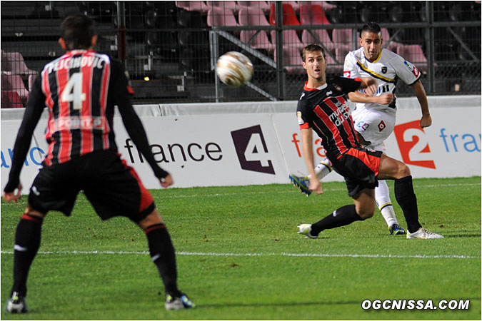 Sochaux domine ce début de rencontre, ici Boudebouz devant François Clerc