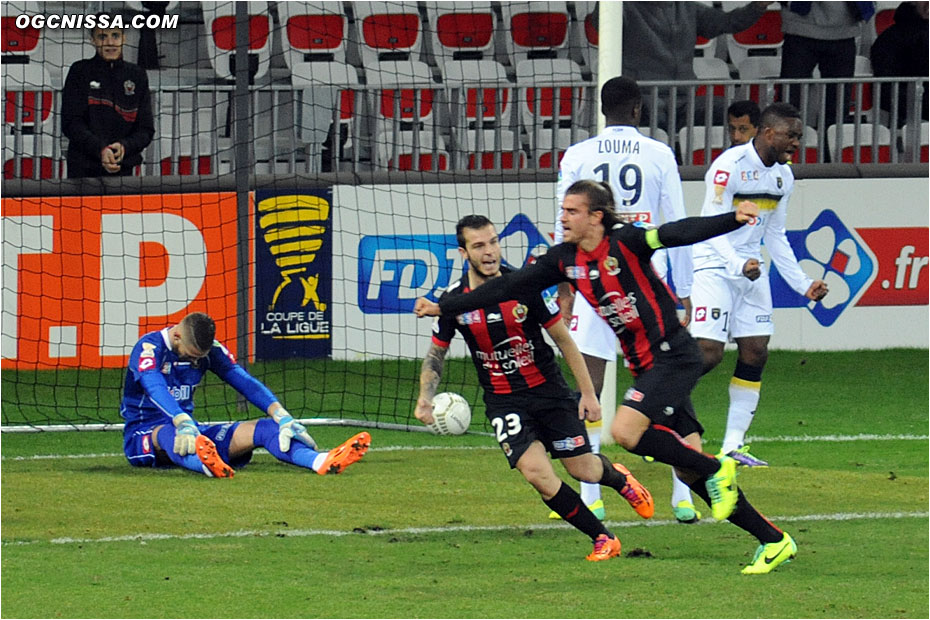 C'est Nemanja Pejcinovic qui ouvre d'ailleurs le score au 1/4 d'heure de jeu