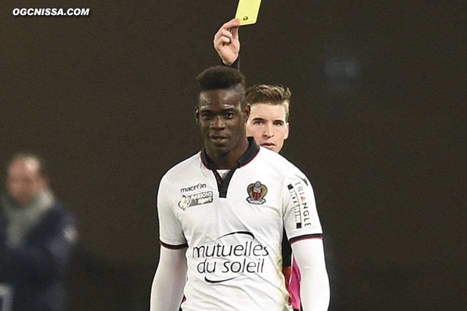 Mario Balotelli et son traditionnel carton jaune