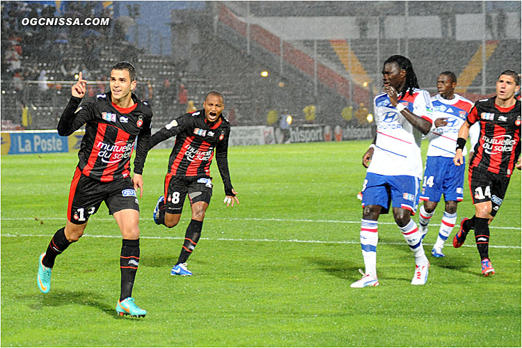 1 à 0 pour Nice ! Valentin Eysseric exulte avec Mahamane Traoré et Jérémy Pied !