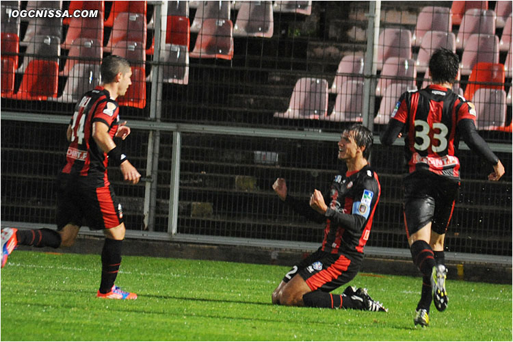 3 buts à 1 ! Renato Civelli exulte avec Jérémy Pied et Neal Maupay