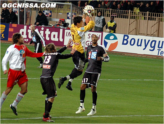 Lloris est le maitre dans les airs !