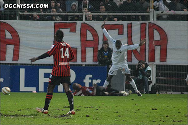 Penalty indiscutable ! L'arbitre ne bronche pourtant pas...