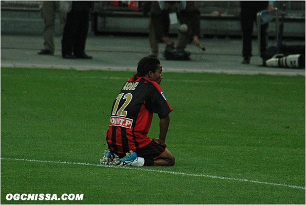 Les joueurs, à l'image de Baky Koné, sont effondrés...