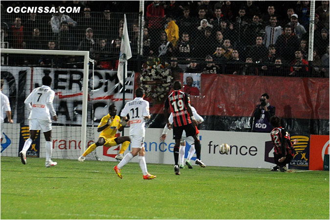 Renato Civelli raméne les 2 équipes à égalité. 2 - 2