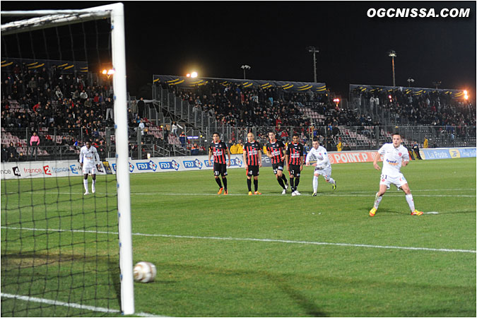 Dijon reprend l'avantage sur penalty par Eric Bauthéac à 3 min de la fin du match. 2 - 3.