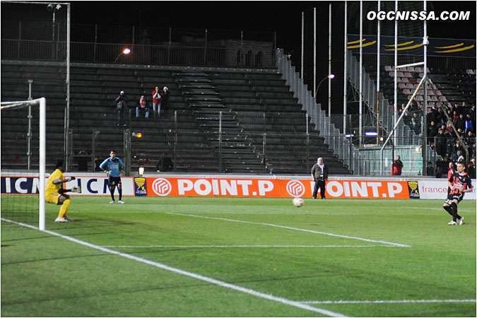 ... alors que tous les niçois réussissent le leur ! Anthony Mounier marquant le but de la victoire !