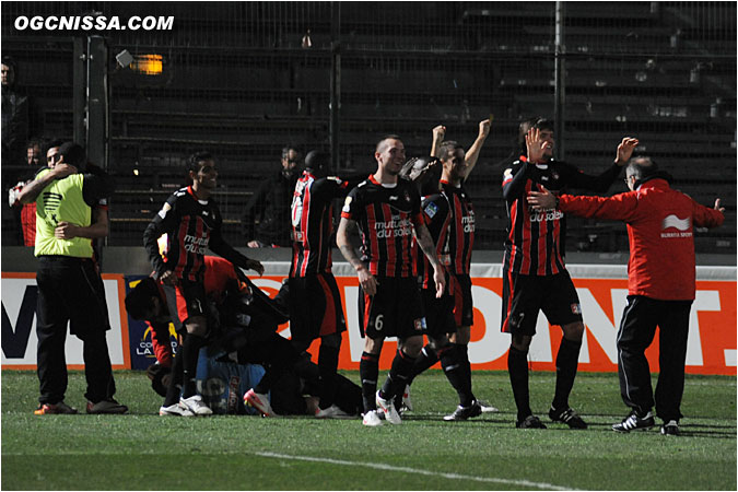 Même le staff technique fête cette belle victoire