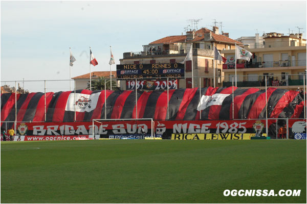 Une défaite à Lyon (2-1) et Nice reçoit le Stade Rennais. Tifo de la BSN