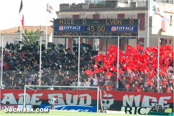 Nice - Lyon : Tifo à base de drapeau pour la BSN